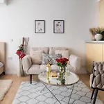 Comfortable Air-Conditioned 2-Bedroom Apartament 1 Km To Central Station Metro Bus Tram