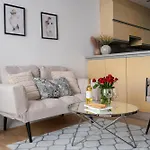 Comfortable Air-Conditioned 2-Bedroom Apartament 1 Km To Central Station Metro Bus Tram
