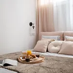Comfortable Air-Conditioned 2-Bedroom Apartament 1 Km To Central Station Metro Bus Tram