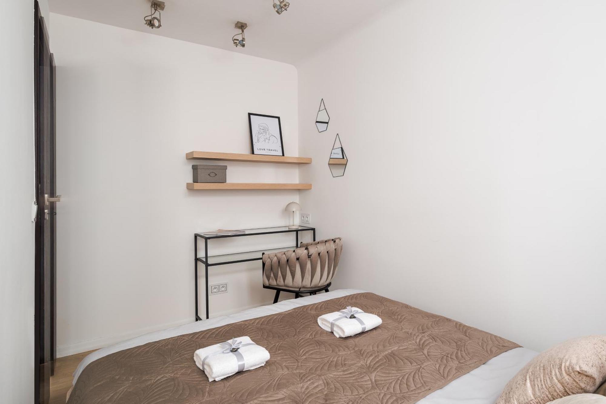 Comfortable Air-conditioned 2-bedroom 1 Km To Station Metro Bus Tram Apartament *