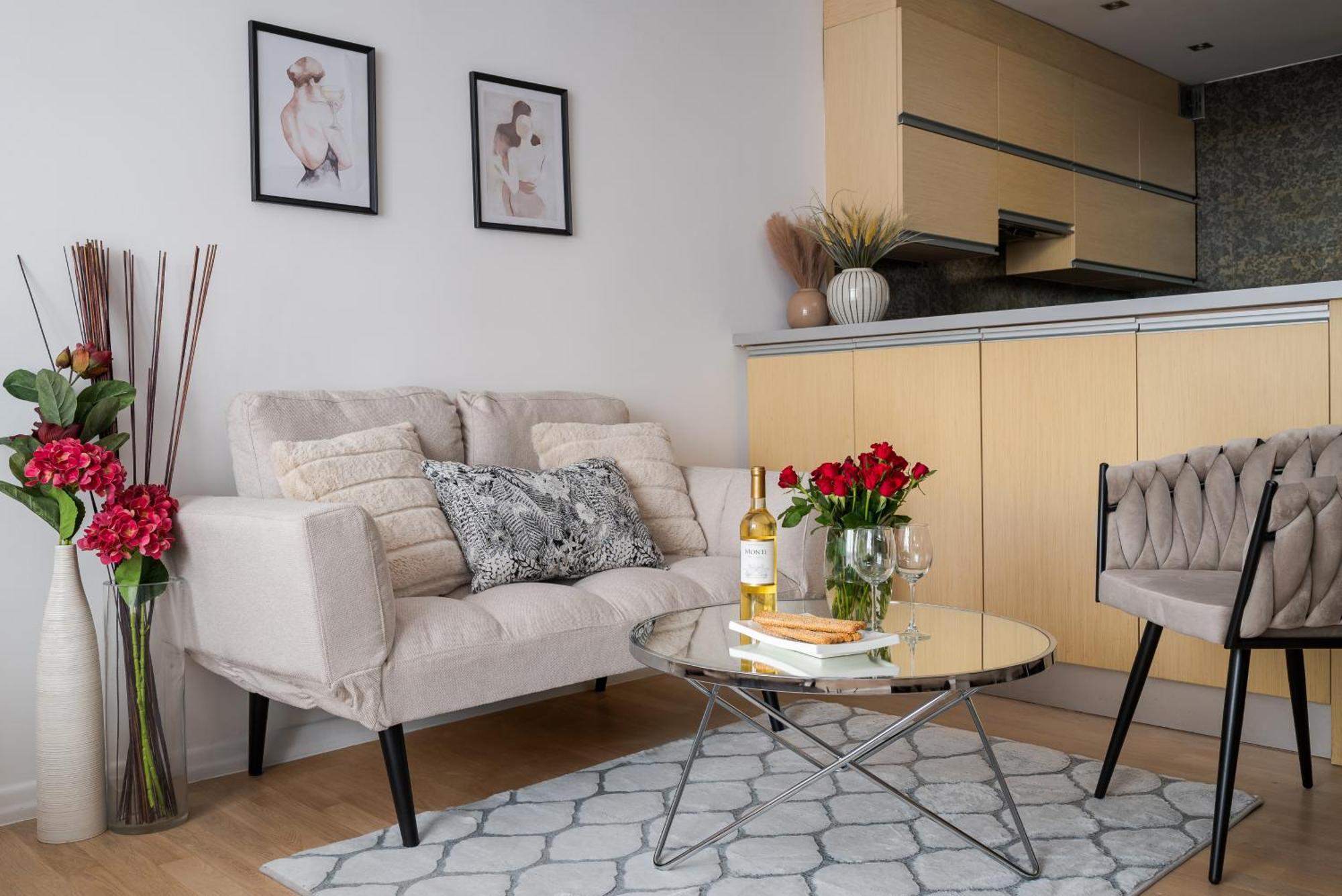 Comfortable Air-conditioned 2-bedroom 1 Km To Station Metro Bus Tram *