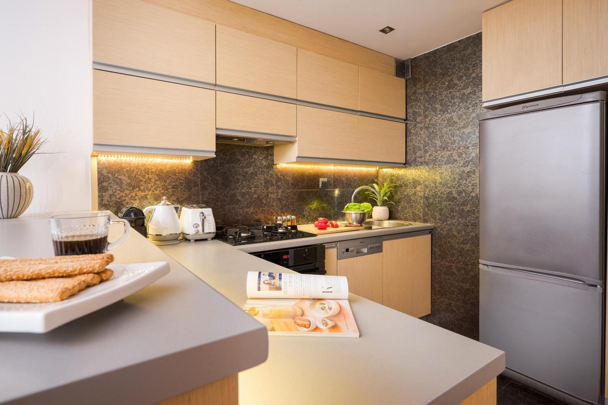 Comfortable Air-conditioned 2-bedroom 1 Km To Station Metro Bus Tram Warszawa