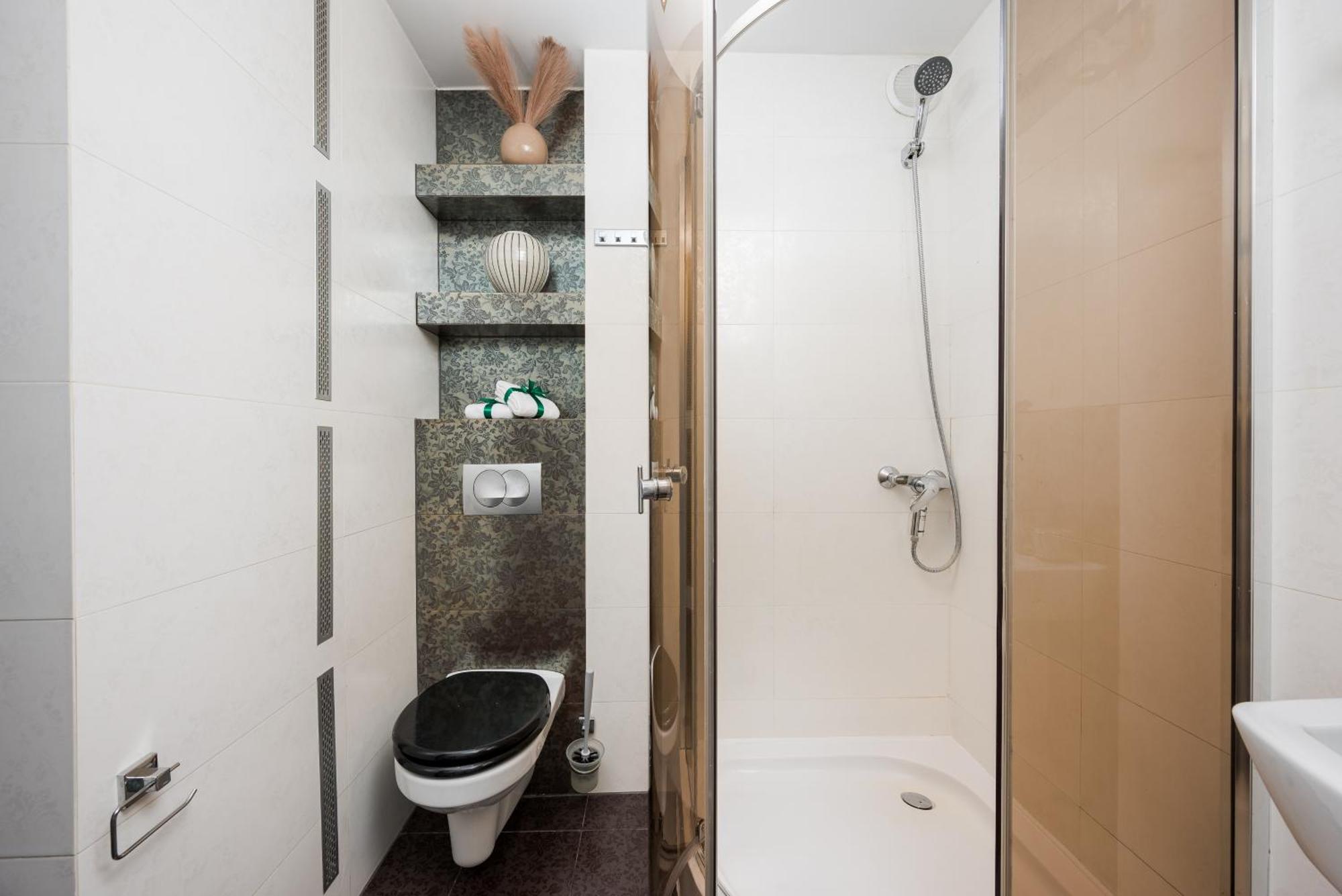 Comfortable Air-conditioned 2-bedroom 1 Km To Station Metro Bus Tram