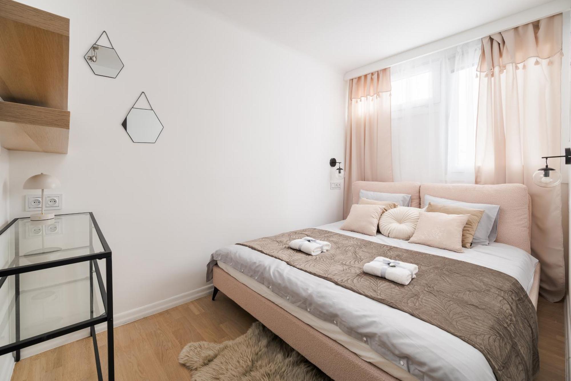 Comfortable Air-conditioned 2-bedroom 1 Km To Station Metro Bus Tram *