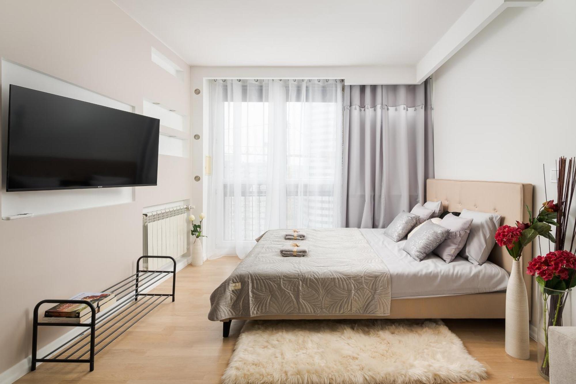Comfortable Air-conditioned 2-bedroom 1 Km To Station Metro Bus Tram Warszawa