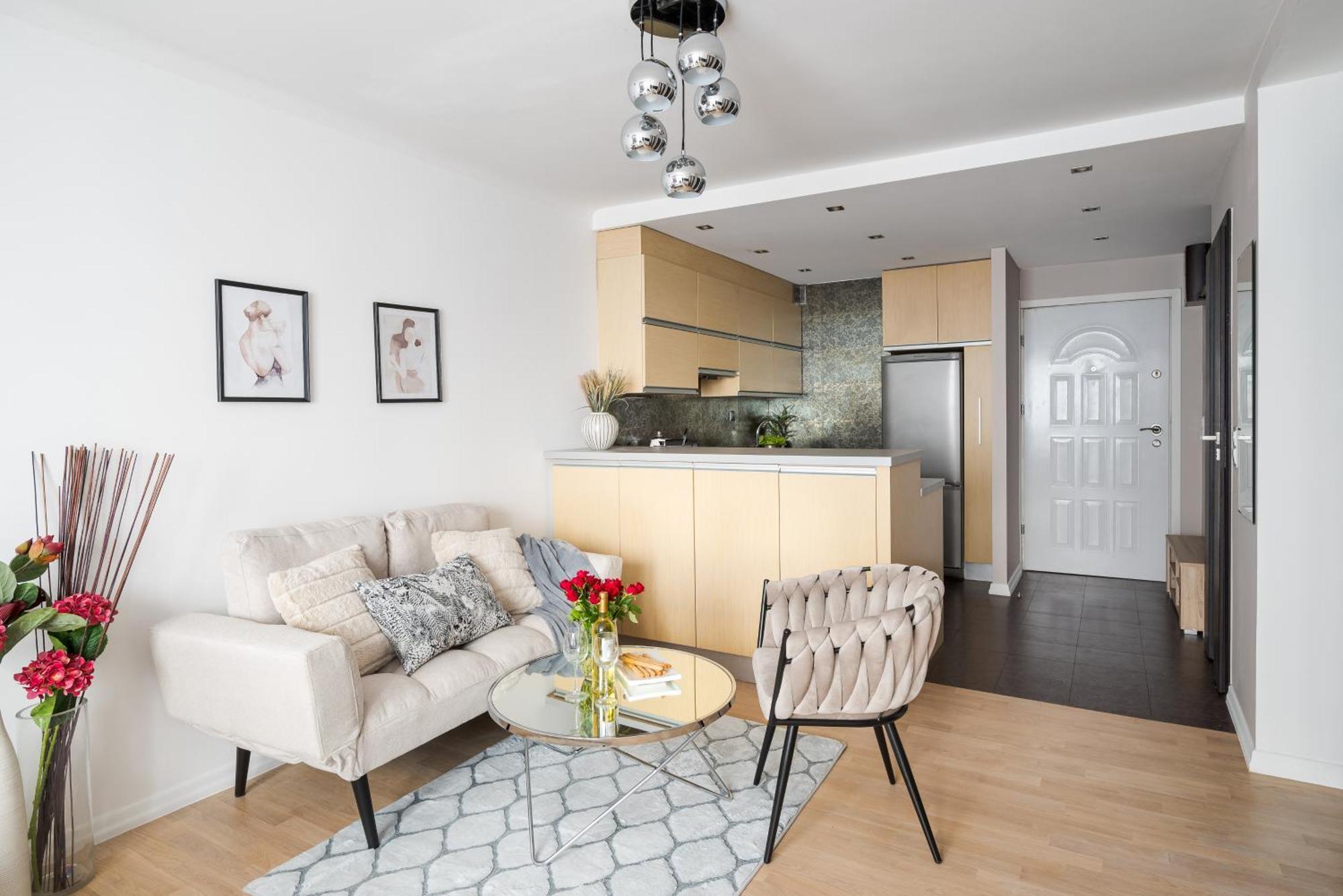 Comfortable Air-conditioned 2-bedroom 1 Km To Station Metro Bus Tram