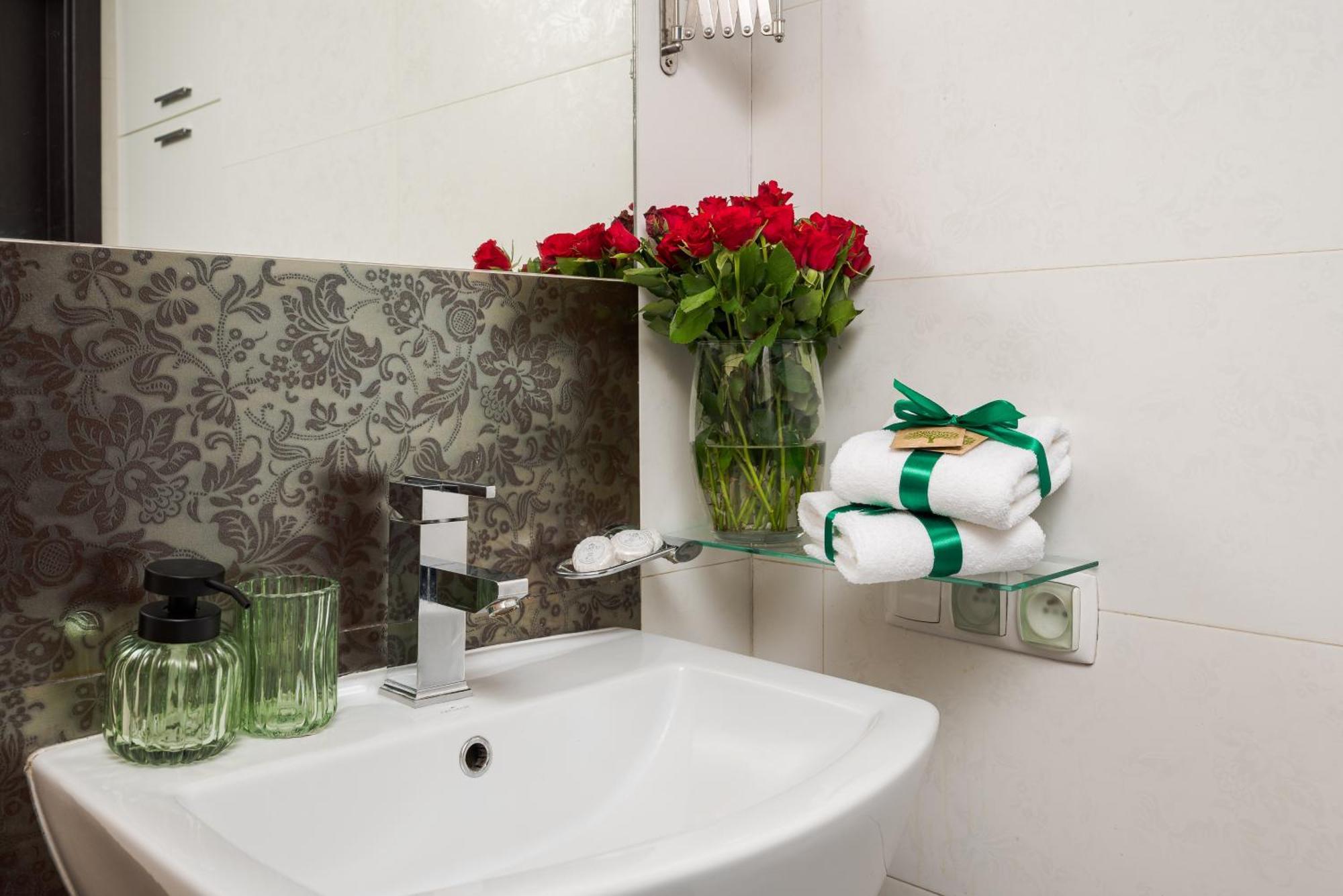 Apartament Comfortable Air-conditioned 2-bedroom 1 Km To Station Metro Bus Tram Warszawa