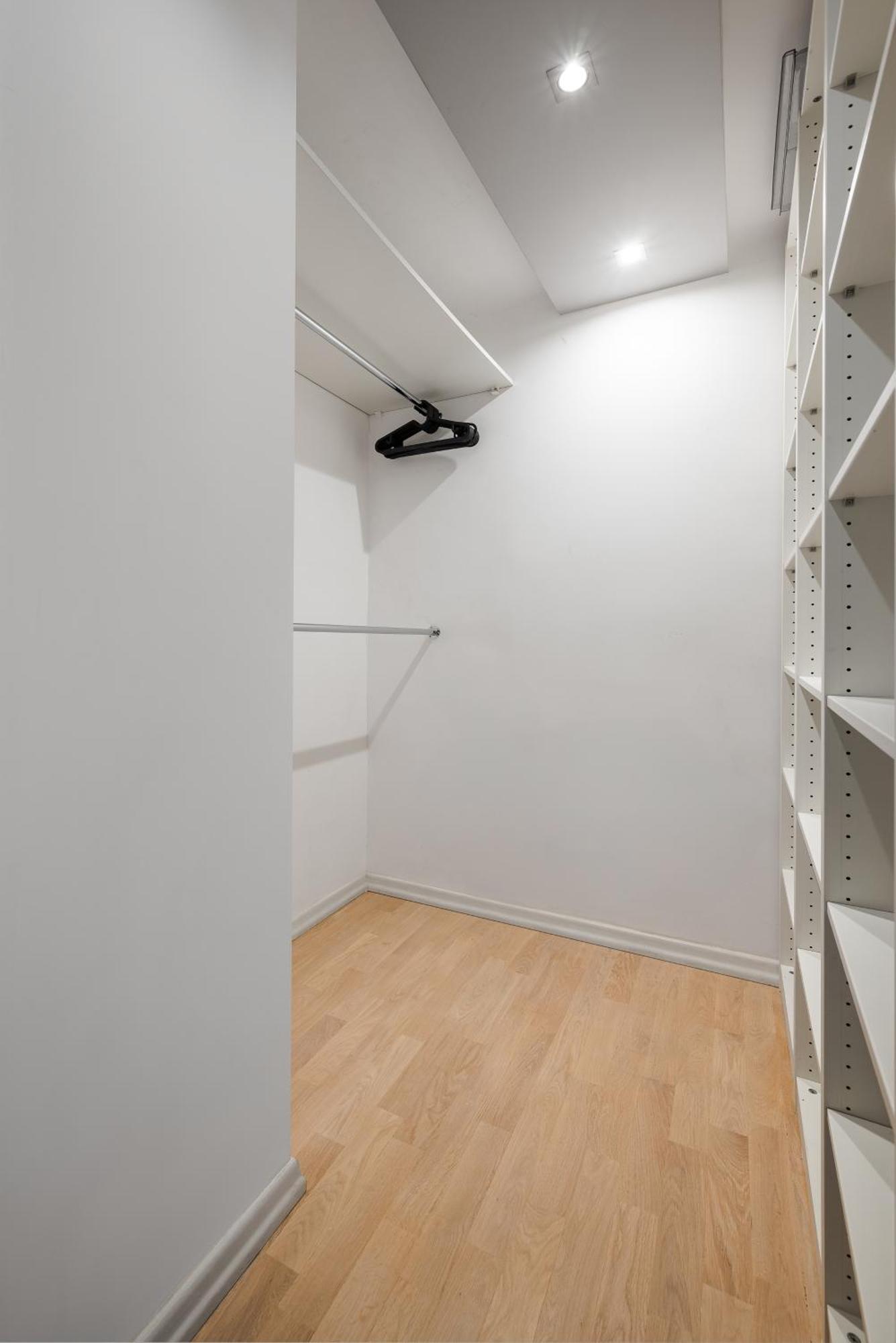 Comfortable Air-conditioned 2-bedroom 1 Km To Station Metro Bus Tram *