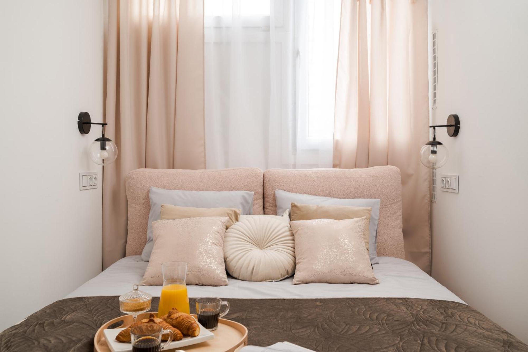 Comfortable Air-conditioned 2-bedroom 1 Km To Station Metro Bus Tram Apartament