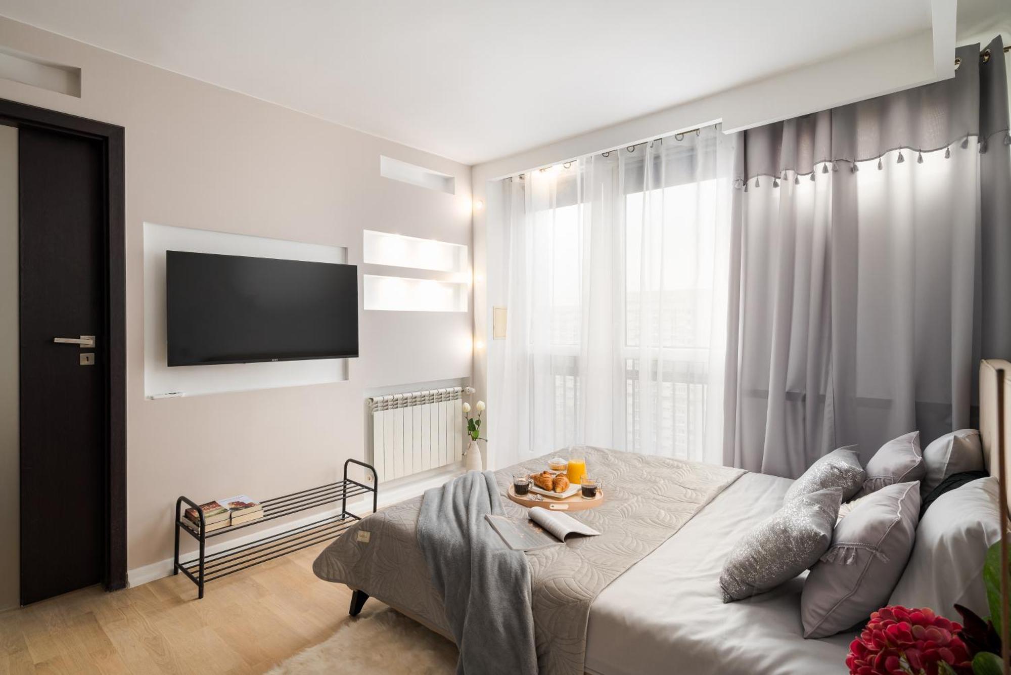 Comfortable Air-conditioned 2-bedroom 1 Km To Station Metro Bus Tram