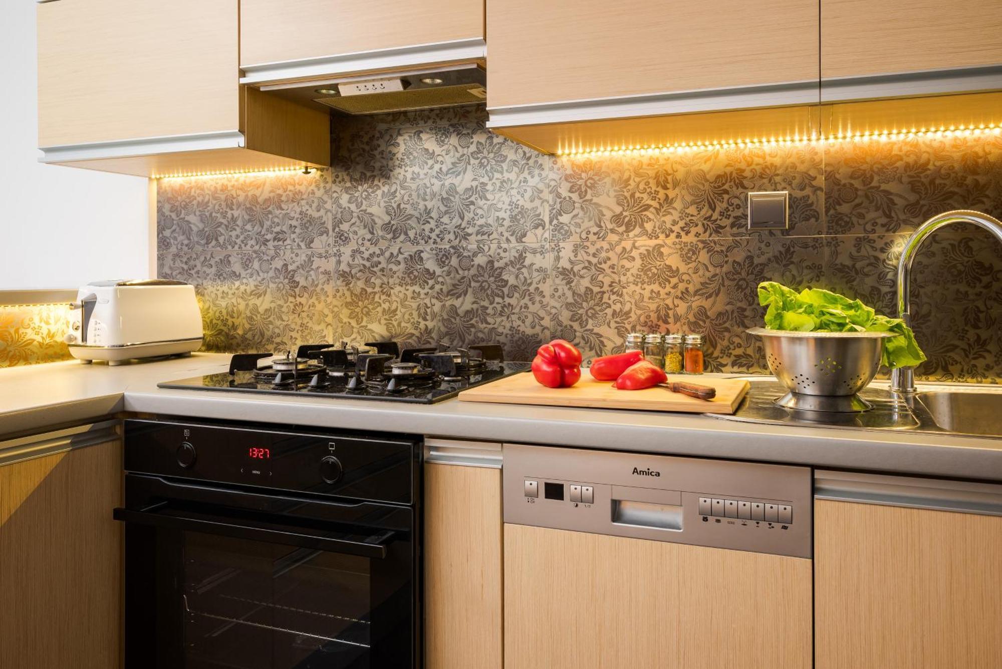 Comfortable Air-conditioned 2-bedroom 1 Km To Station Metro Bus Tram Apartament